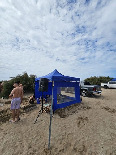 Cliente con su Gazebo 3x3 en la playa con amigos